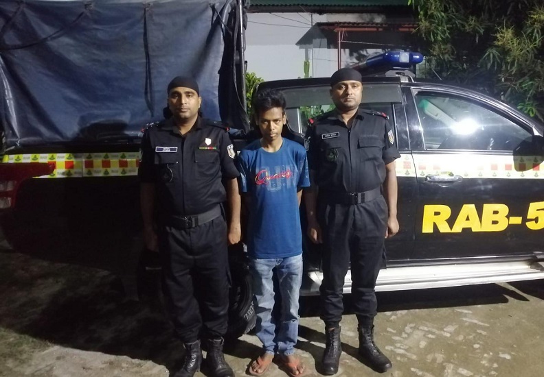 চাঁপাইনবাবগঞ্জে দুটি আগ্নেয়াস্ত্র,গুলিসহ যুবক গ্রেপ্তার